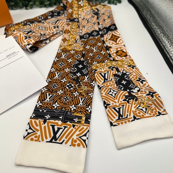 LOUIS VUITTON Silk Monogram Crafty Confidential Bandeau Caramel - Picture 2 of 7